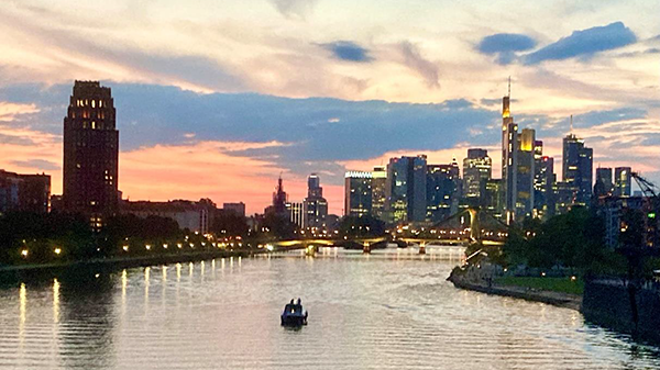 mainhatten-gold-leuchtet-am-horizont