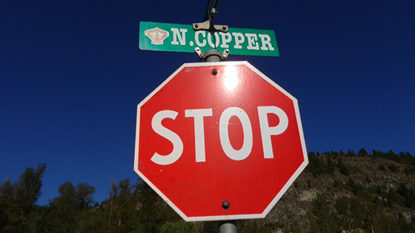 stop-der-krieg-lugt-um-die-ecke